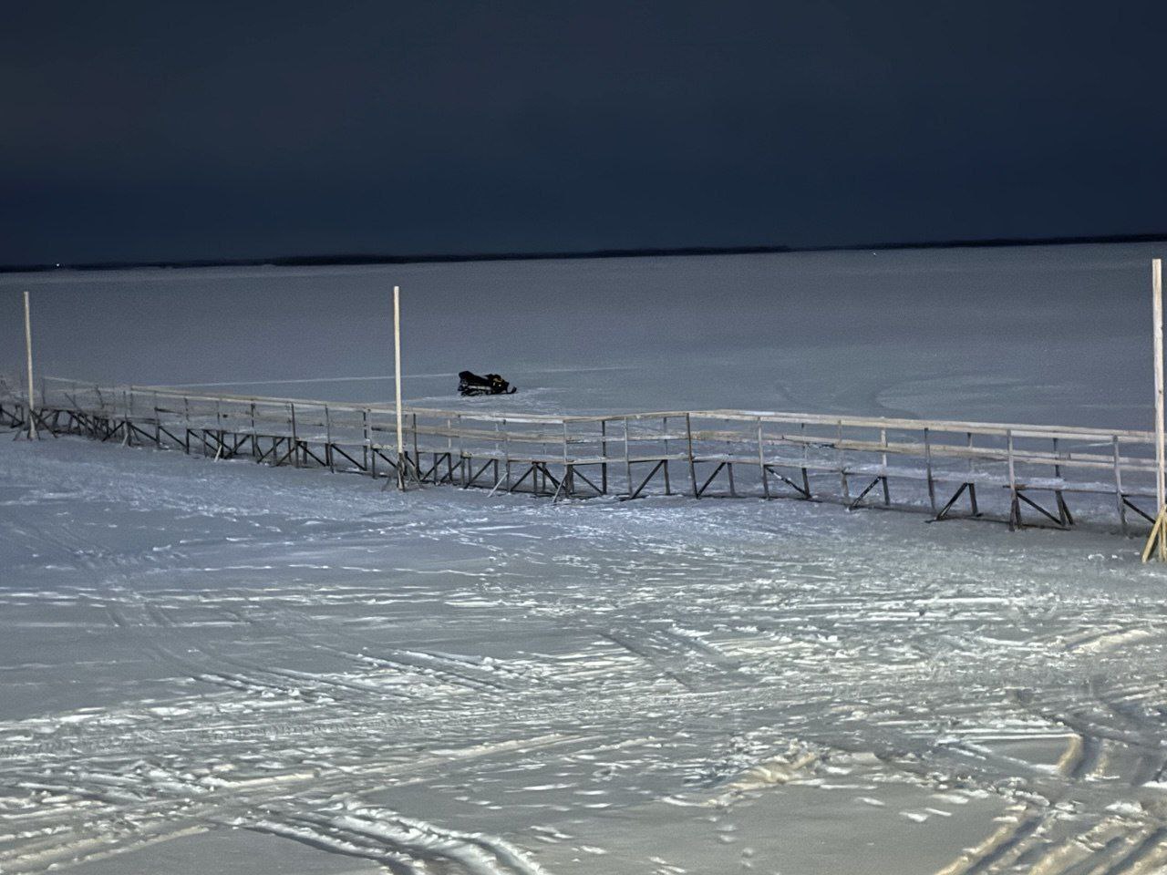 В Архангельске, в районе переправы на Кегостров, при аварии снегохода погибла женщина, её супруг оказался в больнице