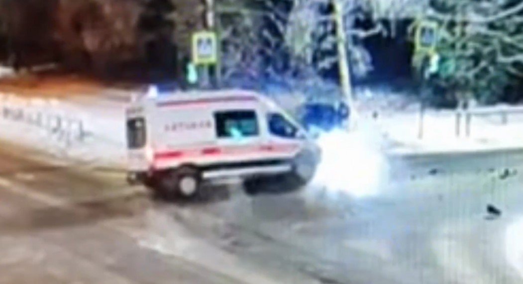 Телеграм-каналы со ссылкой на УМВД распространяют следующую информацию о ДТП на Обводном/Люксембург: