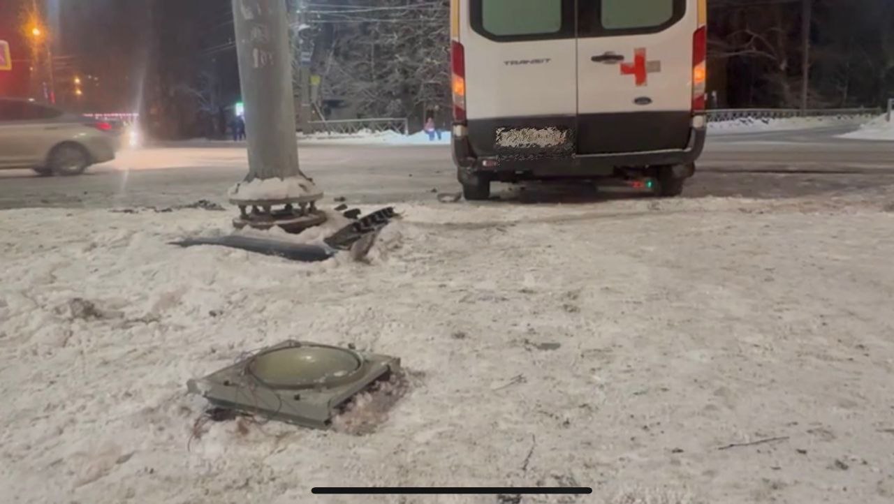 Пострадали трое сотрудников скорой помощи - в ГАИ рассказали подробности крупной аварии в Архангельске Пострадали трое сотрудников скорой помощи - в ГАИ рассказали подробности крупной аварии в Архангельске