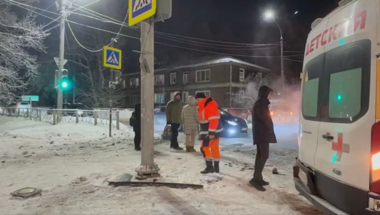 Пострадали трое сотрудников скорой помощи - в ГАИ рассказали подробности крупной аварии в Архангельске Пострадали трое сотрудников скорой помощи - в ГАИ рассказали подробности крупной аварии в Архангельске