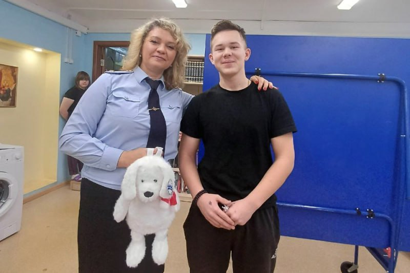 Полицейские Архангельской области поздравляют маленьких жителей региона с новогодними праздниками