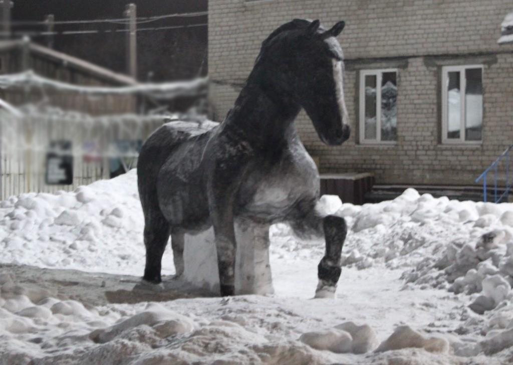 Величественная снежная лошадь украсила территорию КП-3