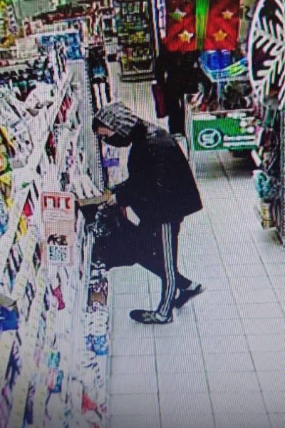 Сотрудники полиции задержали подозреваемого в совершении серии краж из магазинов, расположенных в Октябрьском и Ломоносовском округах – нигде не работающий 21-летний житель острова Хабарка