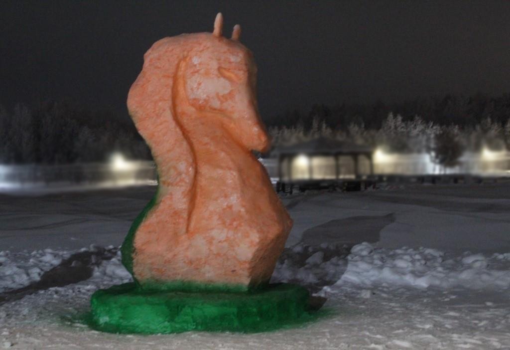 Величественная снежная лошадь украсила территорию КП-3 Величественная снежная лошадь украсила территорию КП-3