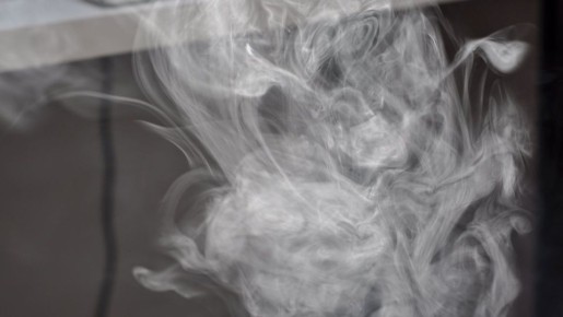 Через вентиляцию попадает табачный дым от соседей: лишь в одном месте помогут решить проблему