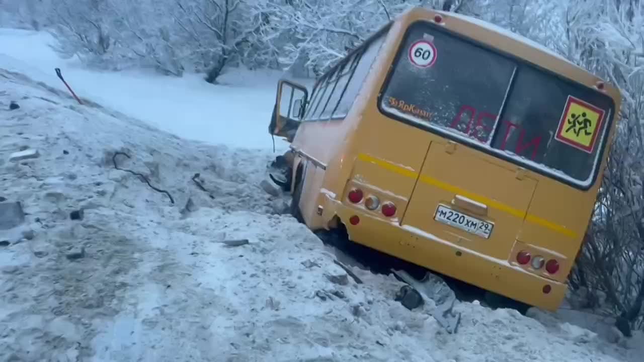 В ДТП с участием школьного автобуса на Северодвинской трассе пострадали шесть человек - собрали все, что известно к этому времени: