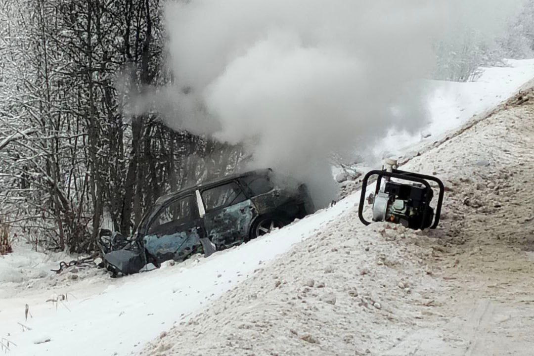 Автомобиль Porsche спровоцировал лобовое столкновение со школьным автобусом под Архангельском - ГАИ сообщила подробности аварии