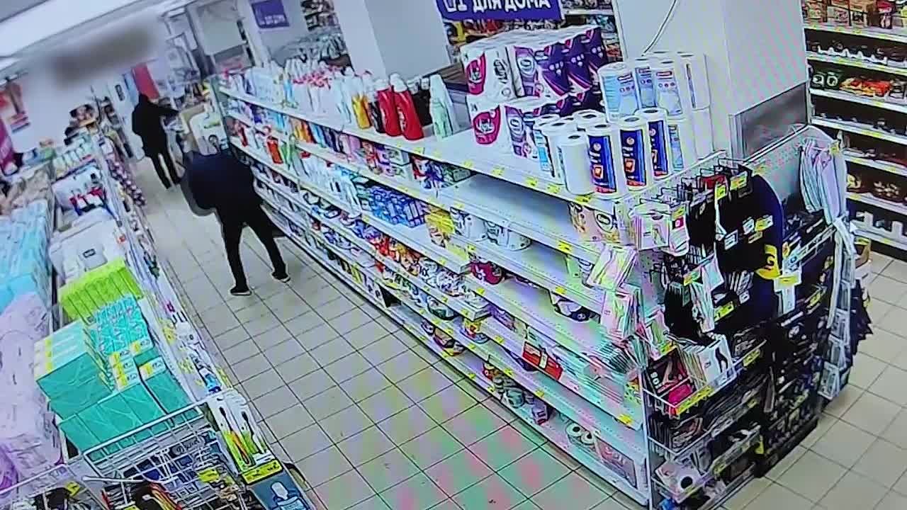 В УМВД России по городу Архангельску с заявлением о попытке грабежа обратились сотрудники магазина, расположенного на проспекте Обводный канал