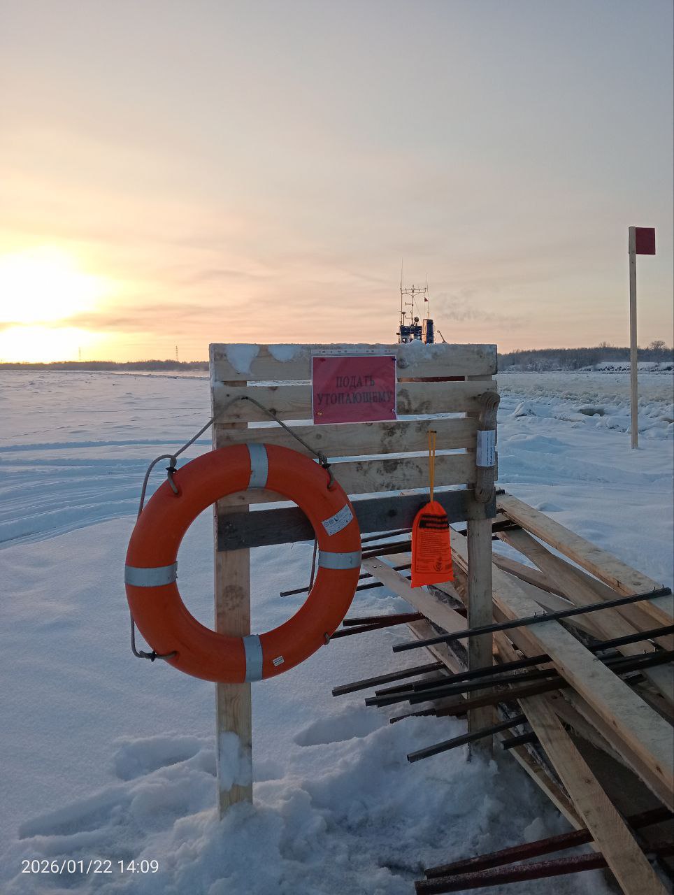 Сегодня, 22 января, была открыта пешеходная ледовая переправа 22 лесозавод - 23 лесозавод Сегодня, 22 января, была открыта пешеходная ледовая переправа 22 лесозавод - 23 лесозавод