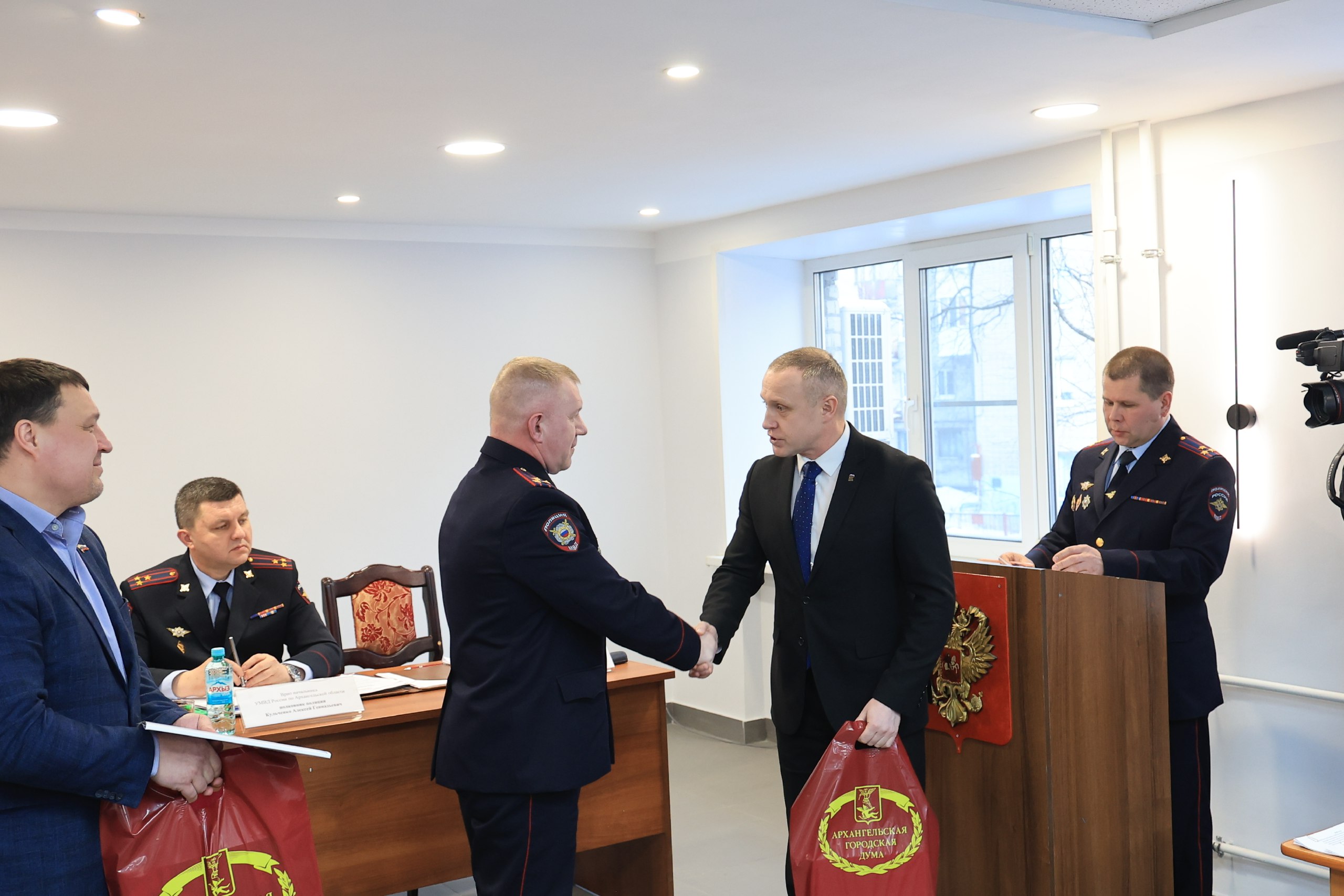 В Архангельске подвели итоги работы городской полиции за прошедший год и отметили лучших сотрудников внутренних дел В Архангельске подвели итоги работы городской полиции за прошедший год и отметили лучших сотрудников внутренних дел