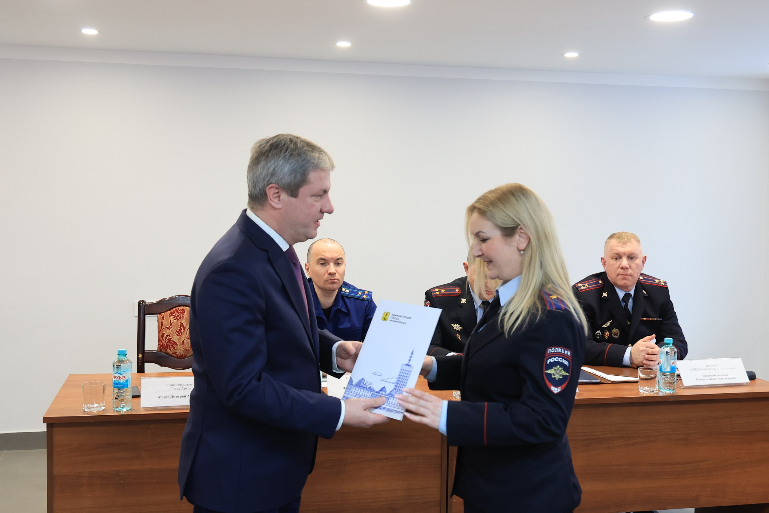 В Архангельске подвели итоги работы городской полиции за прошедший год и отметили лучших сотрудников внутренних дел В Архангельске подвели итоги работы городской полиции за прошедший год и отметили лучших сотрудников внутренних дел