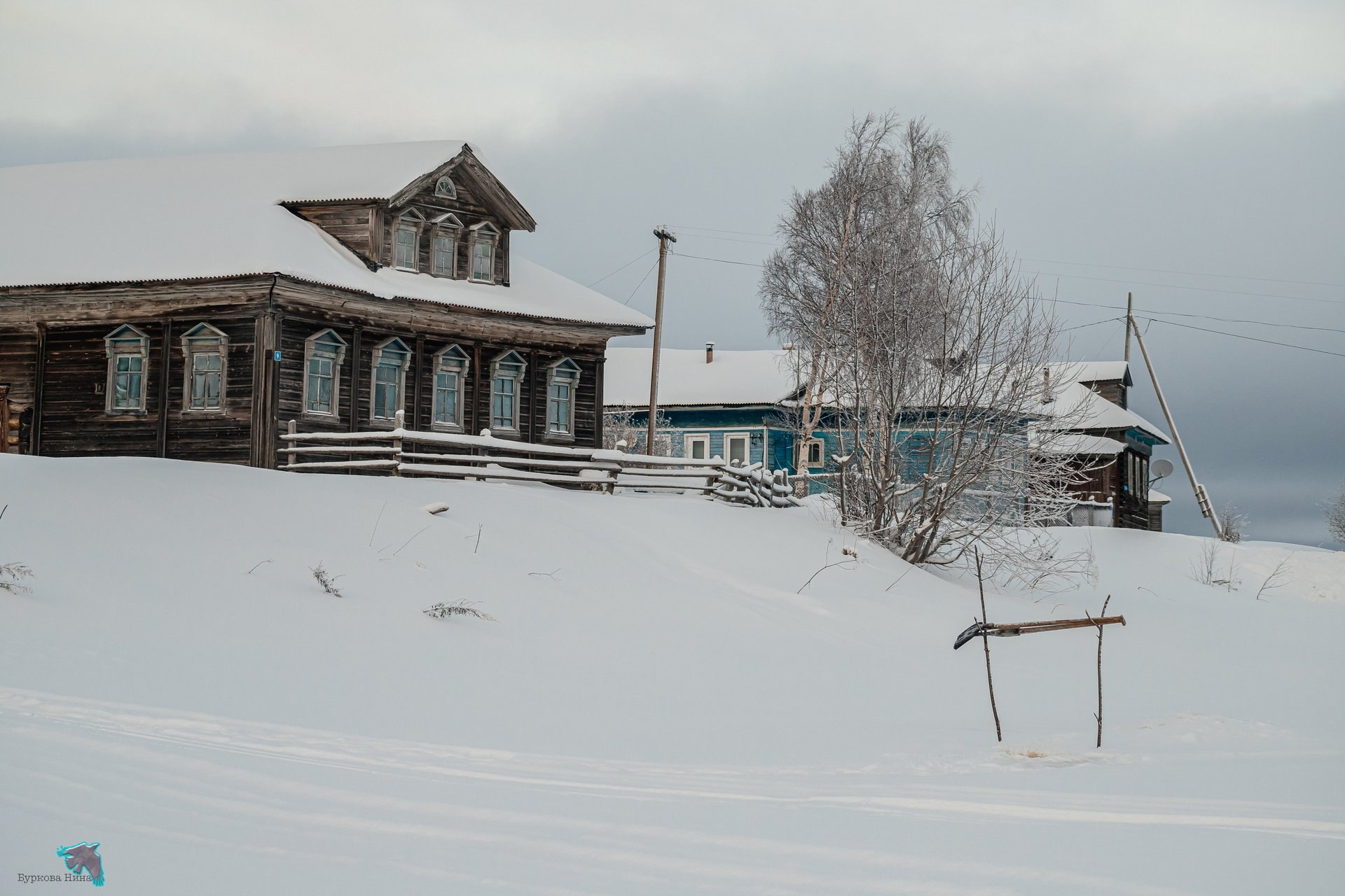 Деревенская зима — уютные домики под снежным покровом, заснеженные поля и морозное небо Деревенская зима — уютные домики под снежным покровом, заснеженные поля и морозное небо