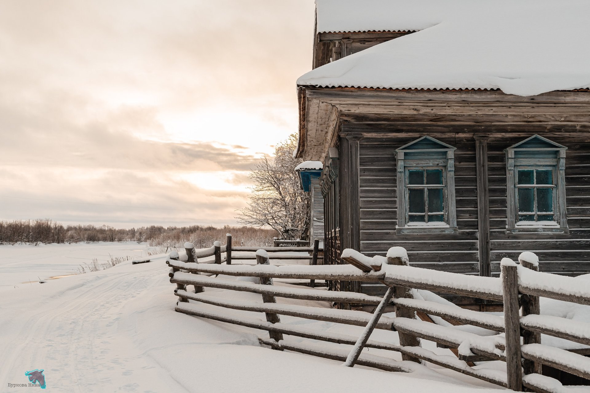 Деревенская зима — уютные домики под снежным покровом, заснеженные поля и морозное небо Деревенская зима — уютные домики под снежным покровом, заснеженные поля и морозное небо