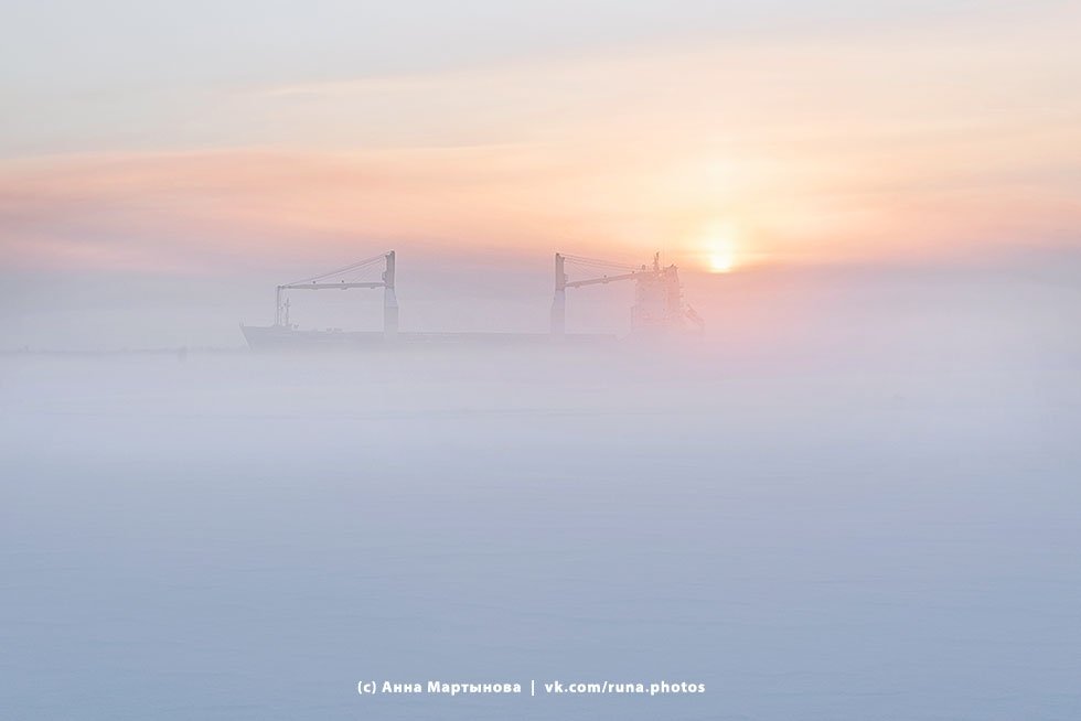 Вчерашний туман, расцвеченный лучами заходящего солнца Вчерашний туман, расцвеченный лучами заходящего солнца