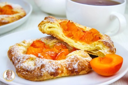 Золотистые слоёные конвертики с абрикосами — быстрая ароматная выпечка для домашнего чаепития