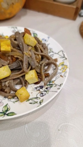 Нежный вкус гречневой лапши с тофу и овощами: идеальный веганский обед