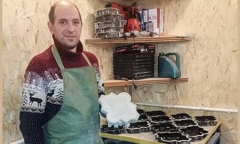 От идеи — к своему делу!. Житель села Долгощелье Мезенского округа Иван Шуваев стал первым в своём селе, кто воспользовался социальным контрактом — и уже в сентябре 2024 года открыл собственное производство тротуарной плитки