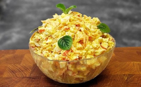 Невероятный салат с крабовыми палочками: добавьте пикантности на праздничный стол