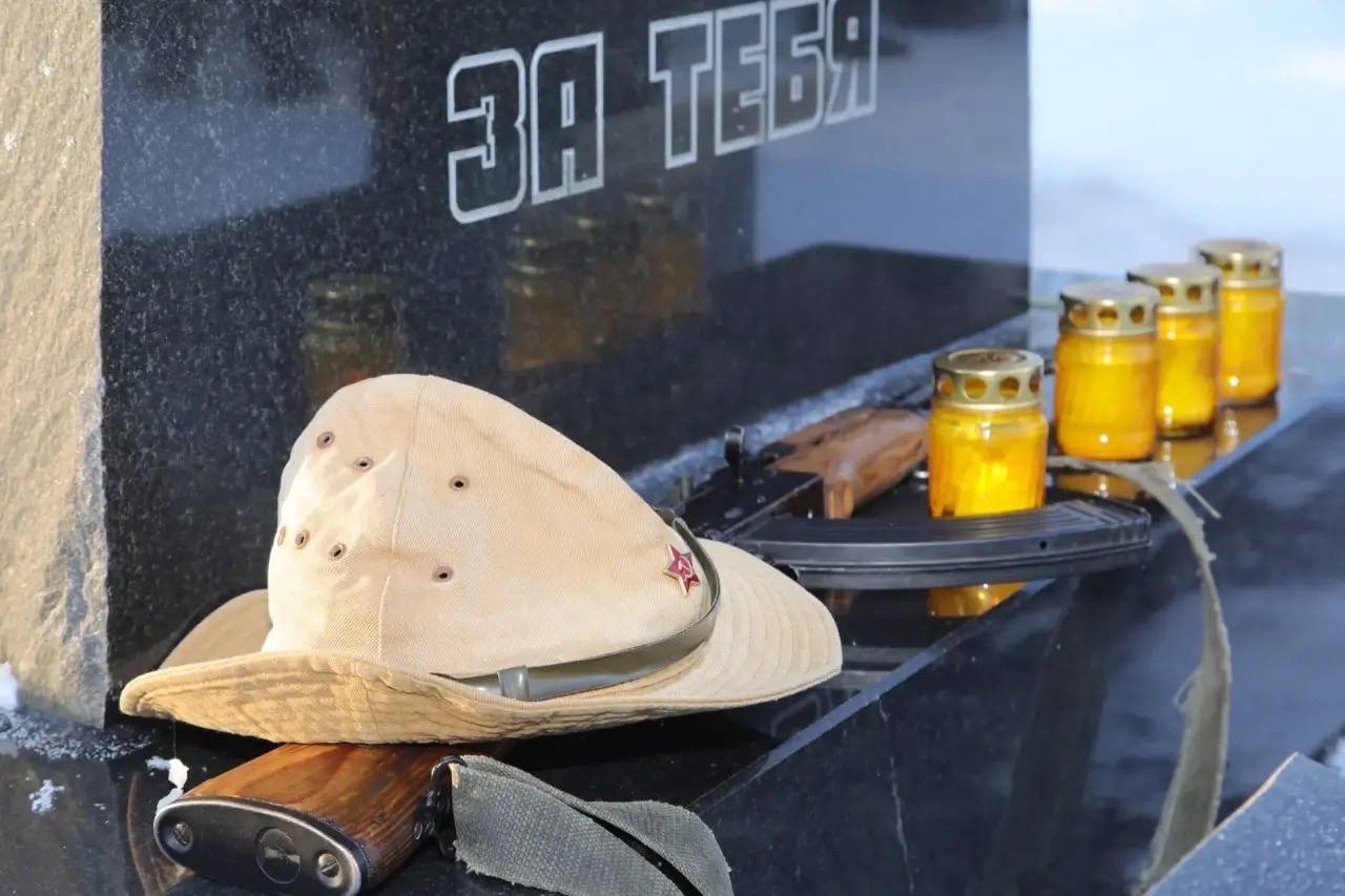 Игорь Арсентьев: Сегодня, 15 февраля, в День памяти о россиянах, исполнявших служебный долг за пределами Отечества, мы собрались у памятного знака воинам-северодвинцам, погибшим в Афганистане и Чеченской Республике