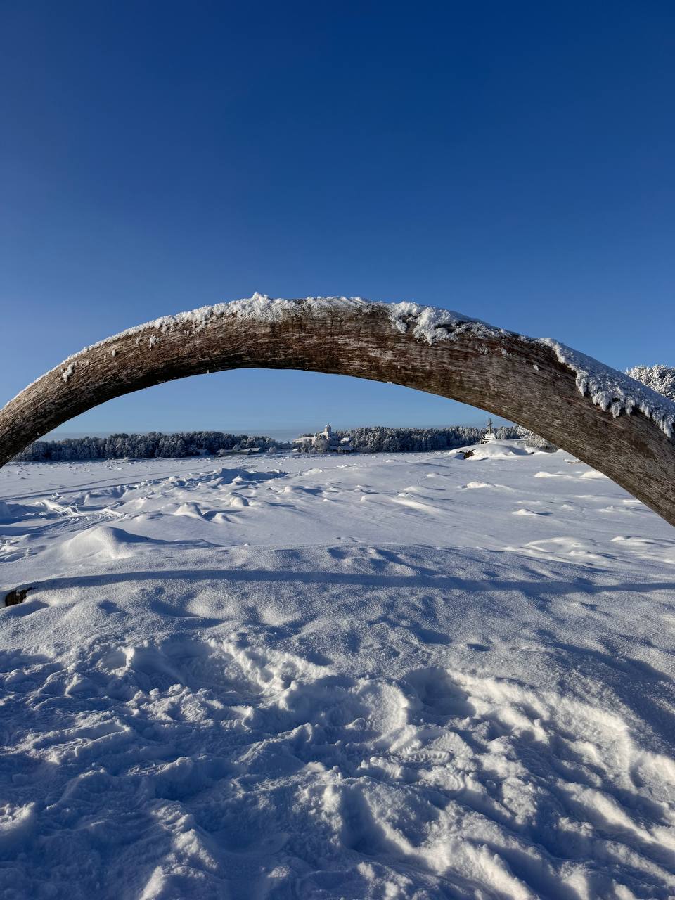 Кий-остров зимой. Небольшой остров-камень в Онежской губе Белого моря Кий-остров зимой. Небольшой остров-камень в Онежской губе Белого моря
