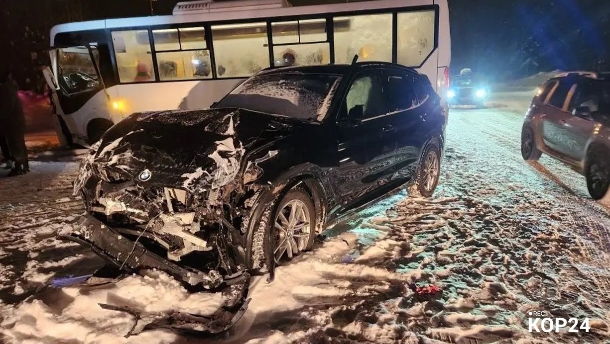В Архангельской области пассажирский автобус столкнулся с кроссовером