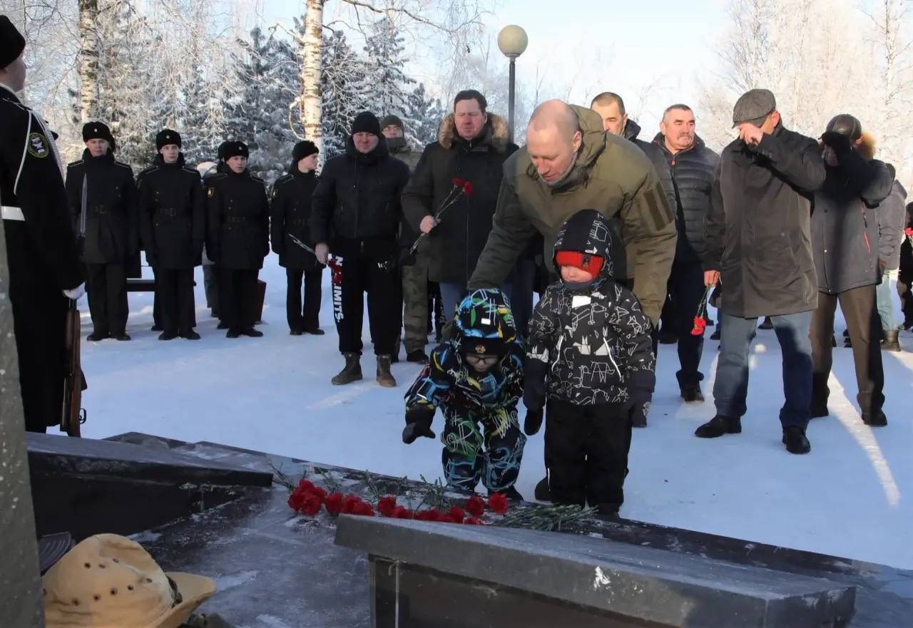 Игорь Арсентьев: Сегодня, 15 февраля, в День памяти о россиянах, исполнявших служебный долг за пределами Отечества, мы собрались у памятного знака воинам-северодвинцам, погибшим в Афганистане и Чеченской Республике Игорь Арсентьев: Сегодня, 15 февраля, в День памяти о россиянах, исполнявших служебный долг за пределами Отечества, мы собрались у памятного знака воинам-северодвинцам, погибшим в Афганистане и Чеченской Республике