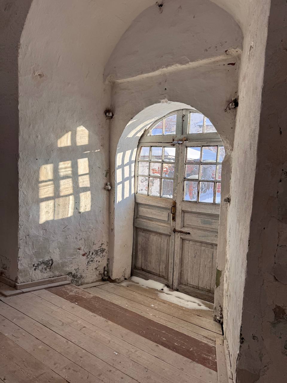 Кий-остров зимой. Небольшой остров-камень в Онежской губе Белого моря Кий-остров зимой. Небольшой остров-камень в Онежской губе Белого моря