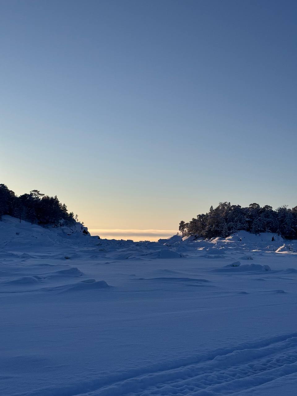 Кий-остров зимой. Небольшой остров-камень в Онежской губе Белого моря Кий-остров зимой. Небольшой остров-камень в Онежской губе Белого моря