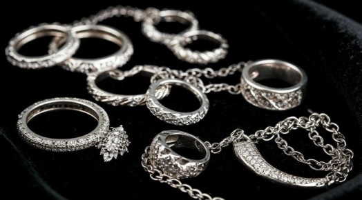 Как эффективно очистить серебро в домашних условиях: практические советы