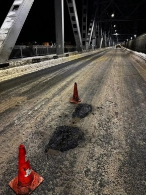 Сегодня ночью специалисты МУП «Городское благоустройство» провели ямочный ремонт на Северодвинском мосту