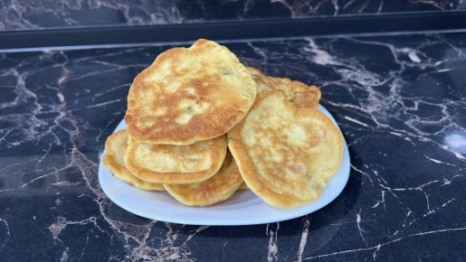 Вкусные оладьи с колбасой для сытного перекуса