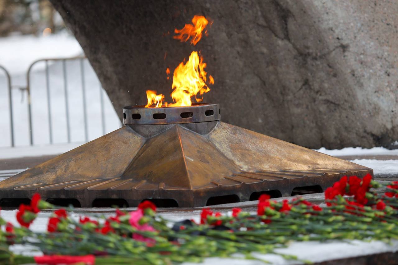 Александр Цыбульский: В День защитника Отечества возложили цветы к монументу Победы и почтили память павших героев минутой молчания Александр Цыбульский: В День защитника Отечества возложили цветы к монументу Победы и почтили память павших героев минутой молчания