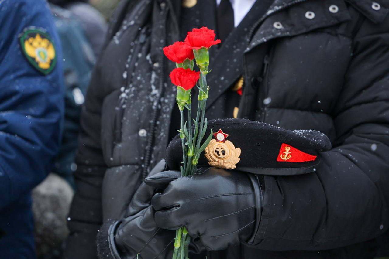 Александр Цыбульский: В День защитника Отечества возложили цветы к монументу Победы и почтили память павших героев минутой молчания Александр Цыбульский: В День защитника Отечества возложили цветы к монументу Победы и почтили память павших героев минутой молчания