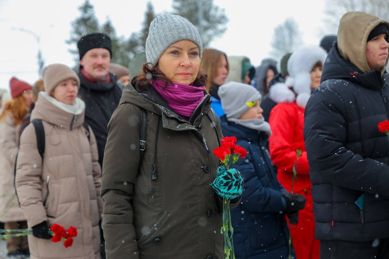 Александр Цыбульский: В День защитника Отечества возложили цветы к монументу Победы и почтили память павших героев минутой молчания Александр Цыбульский: В День защитника Отечества возложили цветы к монументу Победы и почтили память павших героев минутой молчания
