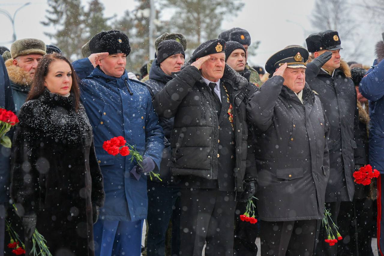 Александр Цыбульский: В День защитника Отечества возложили цветы к монументу Победы и почтили память павших героев минутой молчания Александр Цыбульский: В День защитника Отечества возложили цветы к монументу Победы и почтили память павших героев минутой молчания