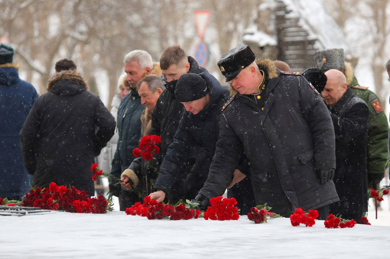 Александр Цыбульский: В День защитника Отечества возложили цветы к монументу Победы и почтили память павших героев минутой молчания Александр Цыбульский: В День защитника Отечества возложили цветы к монументу Победы и почтили память павших героев минутой молчания