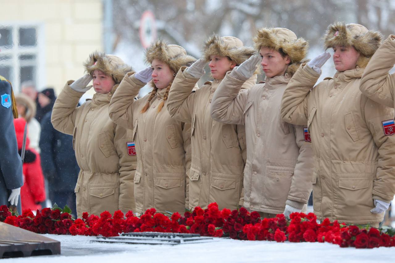 Александр Цыбульский: В День защитника Отечества возложили цветы к монументу Победы и почтили память павших героев минутой молчания Александр Цыбульский: В День защитника Отечества возложили цветы к монументу Победы и почтили память павших героев минутой молчания