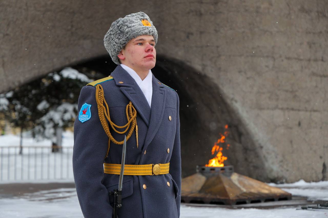 Александр Цыбульский: В День защитника Отечества возложили цветы к монументу Победы и почтили память павших героев минутой молчания Александр Цыбульский: В День защитника Отечества возложили цветы к монументу Победы и почтили память павших героев минутой молчания