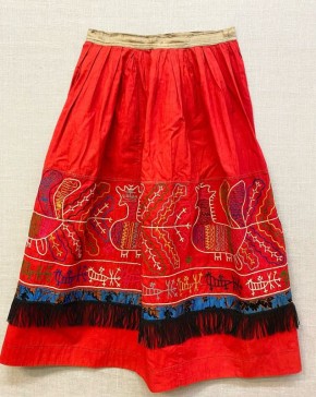 В Каргопольском музее появились два редких предмета — юбки из красного кумача с тамбурной вышивкой