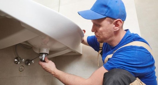 Почему не стоит выбрасывать салфетки и еду в канализацию