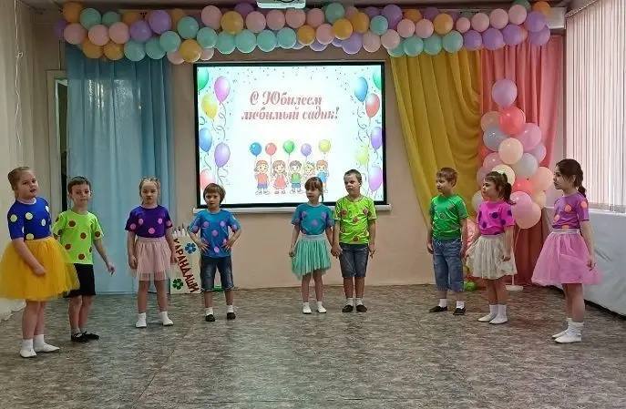 Сегодня детский сад № 162 "Рекорд" отмечает свой 45-летний юбилей! Сегодня детский сад № 162 "Рекорд" отмечает свой 45-летний юбилей!