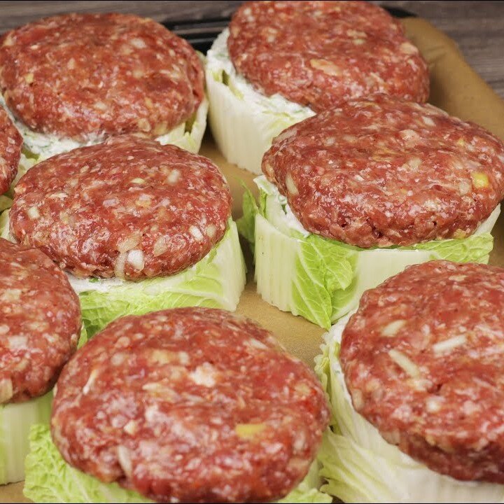 Невероятный рецепт: стейки из пекинской капусты с мясными котлетами