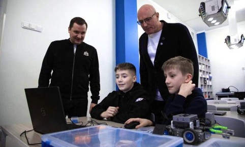 Дмитрий Чернышенко и Александр Цыбульский посетили фиджитал-центр в архангельской школе №7