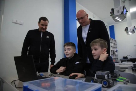 Заместитель Председателя Правительства России Дмитрий Чернышенко и губернатор Архангельской области Александр Цыбульский посетили фиджитал-центр, который открылся в феврале этого года на базе архангельской школы №7