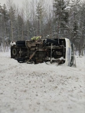 Под Архангельском рейсовый автобус опрокинулся в кювет, пострадал мужчина