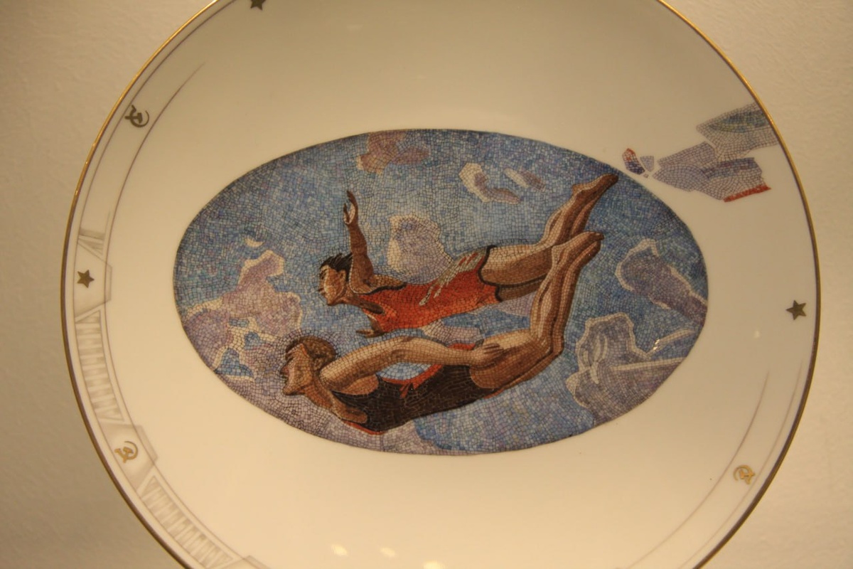 Тарелка с мозаикой Дейнеки: погружение в искусство спорта