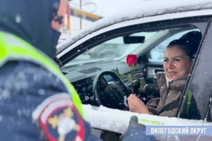 В Архангельской области автоледи встречали не штрафами, а цветами