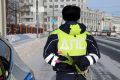 В 30-градусный мороз самые теплые поздравления и цветы подарили сотрудники Госавтоинспекции Архангельской области автолюбительницам