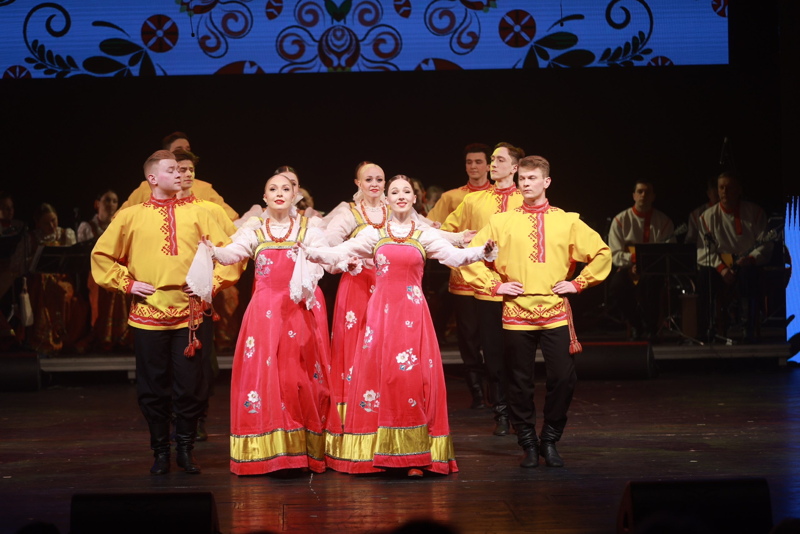 Неделя торжеств по случаю 100-летия Северного хора завершилась большими концертами в драмтеатре Архангельска Неделя торжеств по случаю 100-летия Северного хора завершилась большими концертами в драмтеатре Архангельска