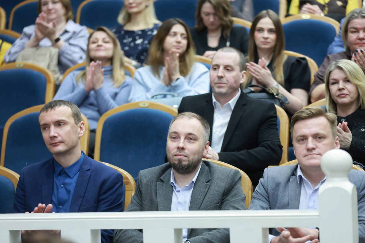 В канун Дня работников бытового обслуживания и жилищно-коммунального хозяйства мы чествовали тех, кто ежедневно заботится о комфорте и качестве жизни архангелогородцев В канун Дня работников бытового обслуживания и жилищно-коммунального хозяйства мы чествовали тех, кто ежедневно заботится о комфорте и качестве жизни архангелогородцев